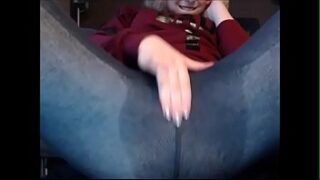 geil meisje spuit in haar broekje