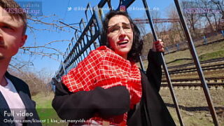 Amateur Couple Fucks Outdoor while Walking in Public Park