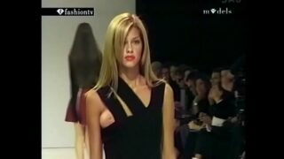 ANA BEATRIZ BARROS – DESCUIDO EN DESFILE (2013)