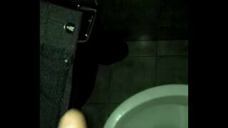 PAJA EN BAÑO PUBLICO