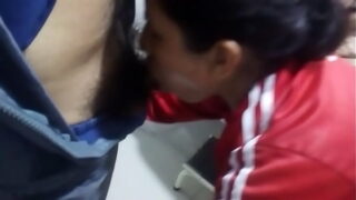 Empleada mamandola para terminar el dia