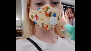 Mostrando a boceta em publico