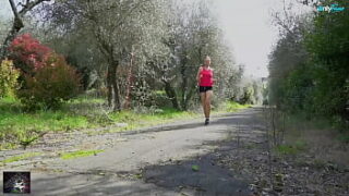 Ragazza italiana zoccola prende il cazzo da uno sconosciuto – DIaloghi ita – Public sex