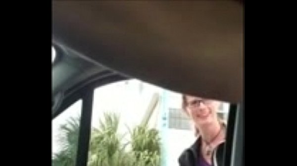 exhibitionist receives help proposal from a passerby and jism in front of her