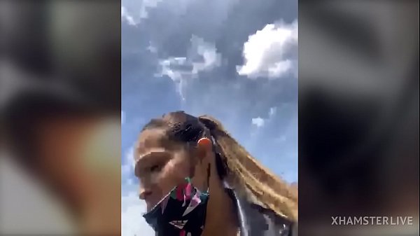 Sara joy squirt en público