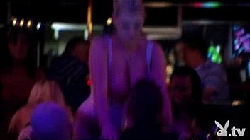 De-robe club lap dances