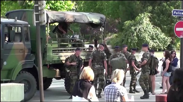 Public fucky-fucky threesome by the world famous Eiffel Tower in Paris