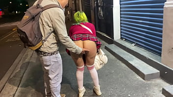 Mostrando las bragas en la calle, es sorprendida por un admirer, hyperversos