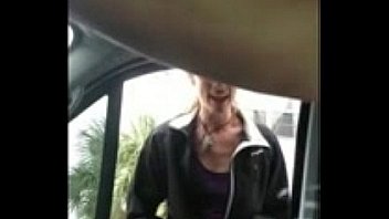 exhibitionist receives help proposal from a passerby and cum in front of her