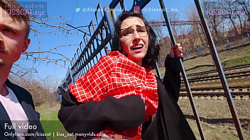 Amateur Couple Fucks Outdoor while Walking in Public Park