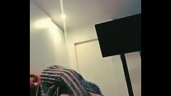 Amiga excitada la encuentro grabándose desnuda en cuarto