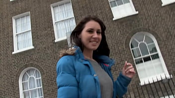 Bella fica porca si piscia in pubblico e si masturba in un quartiere popolare di Londra