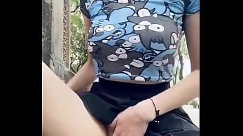 Chica masturbándose públicamente en la calle