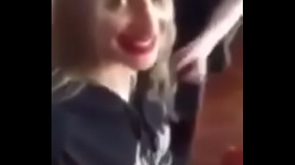 Mamada y hace una paja en público