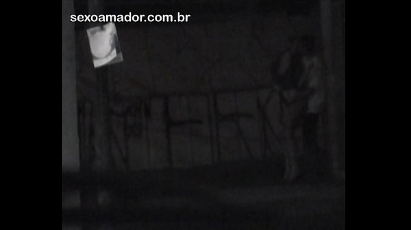 Mulher casada fode com homem desconhecido em público, a pedido do marido corno