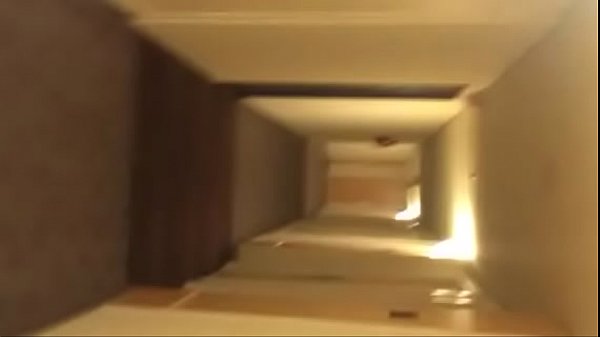 Desfilando pelos corredores e elevador do Hotel so de calcinha