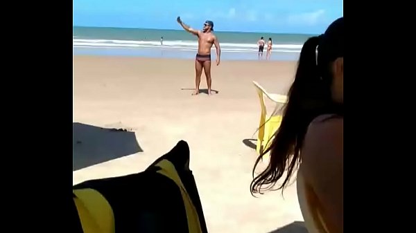 Macho gostoso desfilando na praia