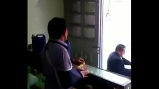 mamada rapida detras del mostrador