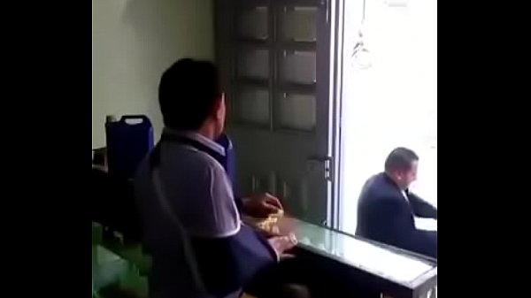 mamada rapida detras del mostrador