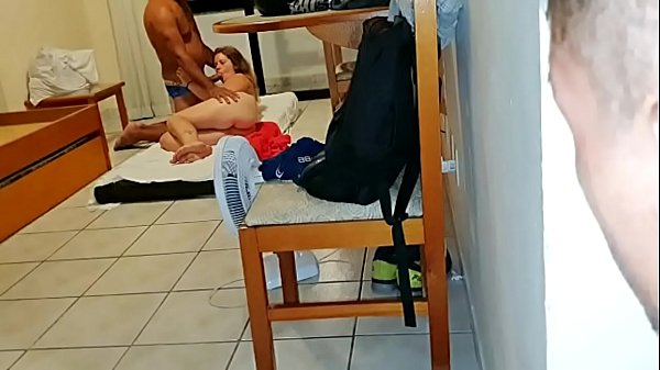 Melissa Alecxander fodendo com o Leo Ogro na sala da casa foram pegos no flagra pelo novinho que foi convidado pra participar