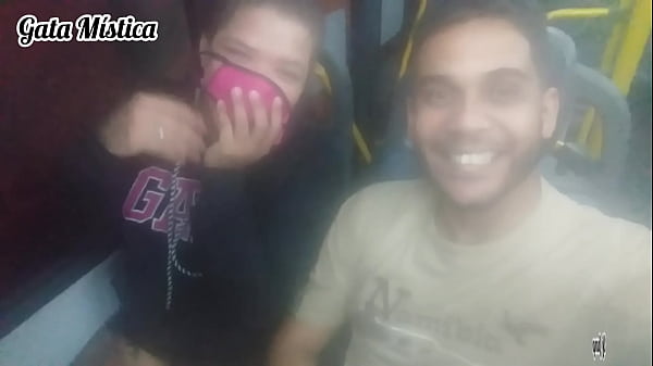 Aventura em público Gata Mistica mamando Dj Jump dentro do ônibus no RJ