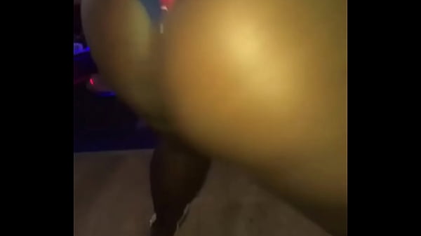 Big booty chick freaky in club
