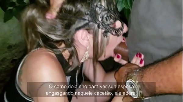 Cristina Almeida em público, na pracinha com um desconhecido dotado, a camisinha estourou de tão grosso que era o cacete do safado, corno manso filma enquanto é humilhado por ela. Dogging 2 – Parte 2/2