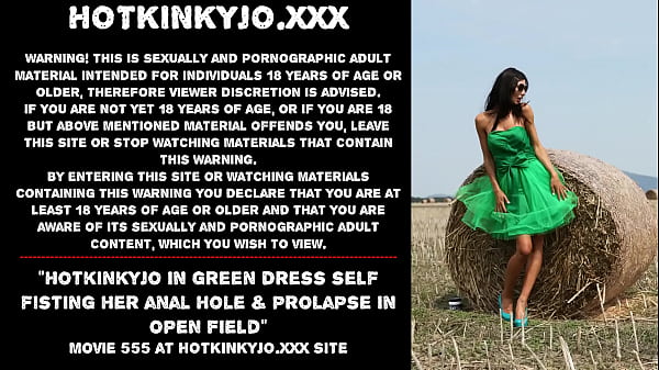 Hotkinkyjo in green dress self fisting her anal hole & prolapse in open field