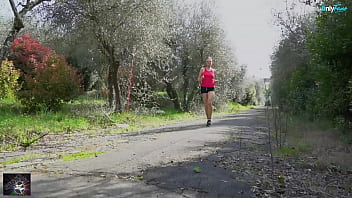 Ragazza italiana zoccola prende il cazzo da uno sconosciuto – DIaloghi ita – Public sex