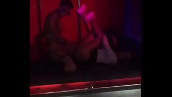 continuación de venezolana en tarima teniendo sexo publico